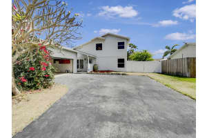 284 NW 40th Terrace, Deerfield Beach, FL 33442 Sold 06/08/23