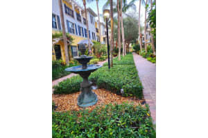 329 S Bromeliad, West Palm Beach, FL 33401 Sold 08/17/23
