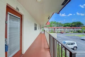 22 Abbey Lane 206, Delray Beach, FL 33446 Sold 11/14/23