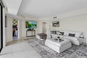 2860 S Ocean Boulevard 111, Palm Beach, FL 33480 Sold 01/16/24