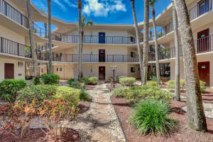 5220 Las Verdes Circle 104, Delray Beach, FL 33484 Sold 10/12/23