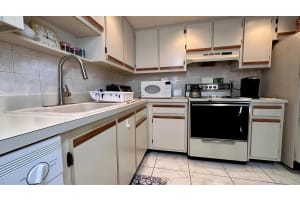 5280 Las Verdes Circle 306, Delray Beach, FL 33484 Sold 10/13/23