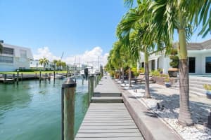 1081 Singer Dr, Singer Island, FL 33404 Sold 03/05/24