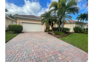 6895 SE Twin Oaks Circle 6895, Stuart, FL 34997 Sold 11/14/23