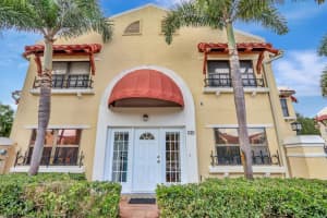 19 Uno Lago Drive, Juno Beach, FL 33408 Sold 01/29/24