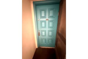 5190 Las Verdes Circle 105, Delray Beach, FL 33484 Sold 12/07/23