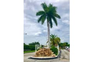 5220 Las Verdes Circle 302, Delray Beach, FL 33484 Sold 04/30/24