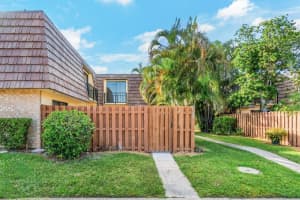 712 Springdale Circle, Palm Springs, FL 33461 Sold 01/08/24