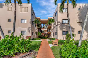 5250 Las Verdes Circle 206, Delray Beach, FL 33484 Sold 04/17/24