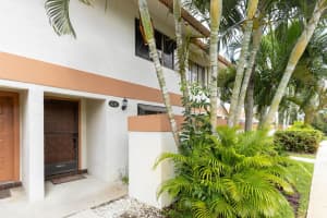 4348 SW 70th Terrace, Davie, FL 33314 Sold 03/04/24