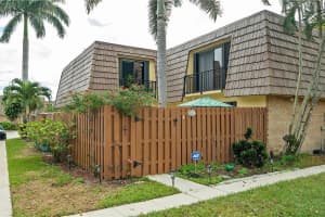 561 Springdale Circle, Palm Springs, FL 33461 Sold 04/23/24