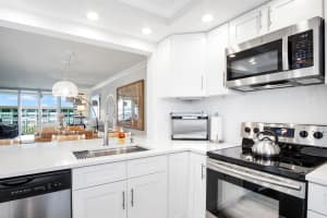 910 Dogwood Dr APT 546, Delray Beach, FL 33483, Sold 04/18/24