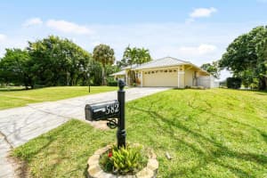 582 SE Ashley Oaks Way, Stuart, FL 34997 Sold 05/31/24