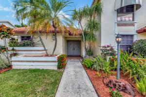 417 Mohawk Lane, Boca Raton, FL 33487 Sold 07/17/24