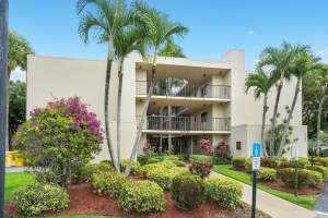 5280 Las Verdes Cir APT 111, Delray Beach, FL 33484, Sold 07/29/24