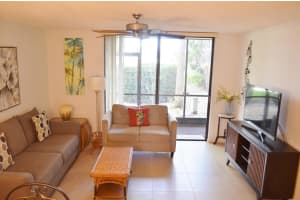 5100 Las Verdes Circle 121, Delray Beach, FL 33484 Sold 07/31/24
