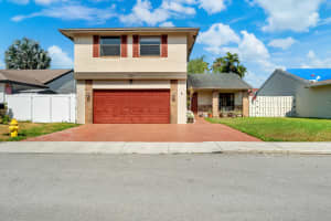721 Briarwood Terrace, Davie, FL 33325 Sold 07/19/24