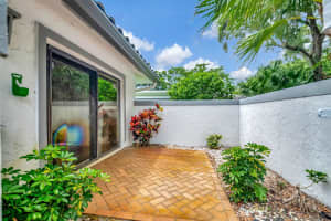 5 Oaks Lane, Boynton Beach, FL 33436 Sold 08/29/24