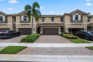 12370 N Village Circle, Davie, FL 33325 Sold 12/18/24