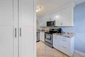 4704 Lucerne Lakes Boulevard 105, Lake Worth, FL 33467 Sold 09/30/24