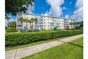 2333 Indian River Boulevard 305, Vero Beach, FL 32960 Sold 10/25/24