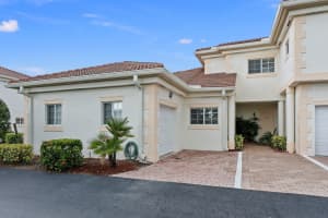 528 7th Square 101, Vero Beach, FL 32962 Sold 12/27/24