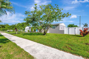 352 Winged Foot Road, Palm Springs, FL 33461 Sold 11/08/24
