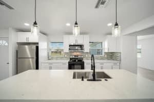185 8th Avenue SW, Vero Beach, FL 32962 Sold 11/27/24