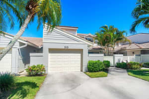 513 Prestwick Circle, Palm Beach Gardens, FL 33418 Sold 04/30/25