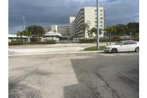 810 Lake Shore Drive 39, Lake Park