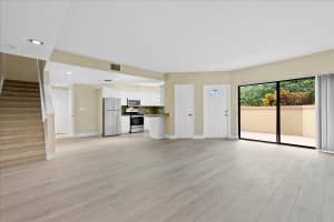 41 Uno Lago Drive, Juno Beach