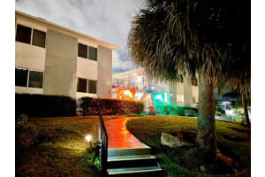 302 Lake Osborne 21 Drive N 21, Lake Worth Beach, FL 33461 Sold 05/23/25