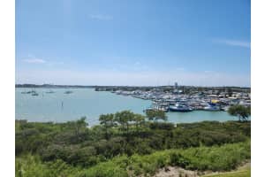 32 Harbour Isle Dr W, Fort Pierce, FL 34949, Sold 02/14/25