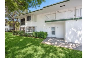 9 Westwood Avenue 105b, Tequesta