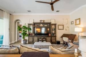261 11th Square SW, Vero Beach, FL 32962 - MLS#R11070609