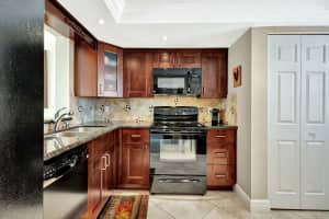 27 Abbey Lane 303, Delray Beach, FL 33446 Sold 06/09/25