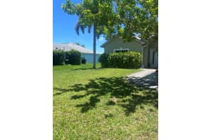 944 Se Browning Ave, Port Saint Lucie, FL 34983 - MLS#R11076520