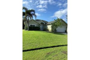 944 Se Browning Ave, Port Saint Lucie, FL 34983 - MLS#R11076520