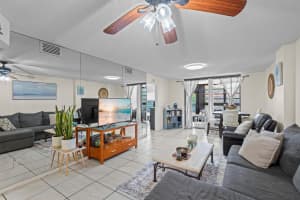 896 Federal Highway, Lantana, FL 33462 - MLS#R11088892