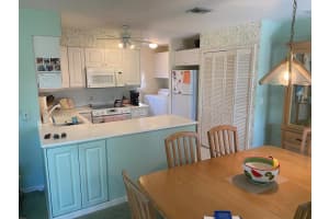 654 Sw Centre Court 202, Vero Beach