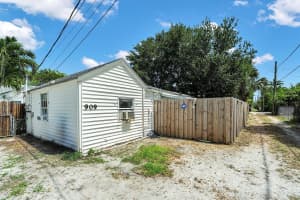 909 N Palmway B, Lake Worth Beach, FL 33460 - MLS#R11089883
