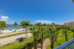 35 Harbour Isle Drive W 302, Fort Pierce, FL 34949 - MLS#R11092539