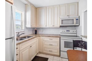 715 Lori Drive 213, Palm Springs