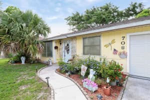 708 SE Karrigan Terrace, Port Saint Lucie, FL 34983 - MLS#R11097628