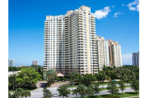 19501 W Country Club Drive 1105, Aventura