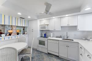 3186 Via Poinciana 111, Lake Worth