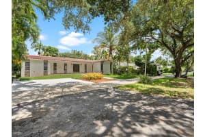 45 South Drive, Miami Springs, FL 33166 Sold 10/02/25