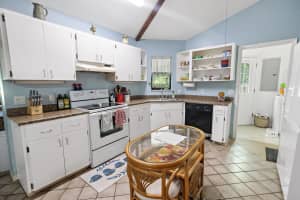 1466 SW 24th Avenue SW, Vero Beach, FL 32962 - MLS#R11101543