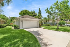 420 Hawthorne Lane, Vero Beach, FL 32962 Sold 08/27/25