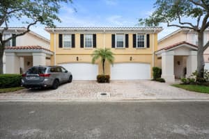 11 Live Oak Circle 11, Tequesta